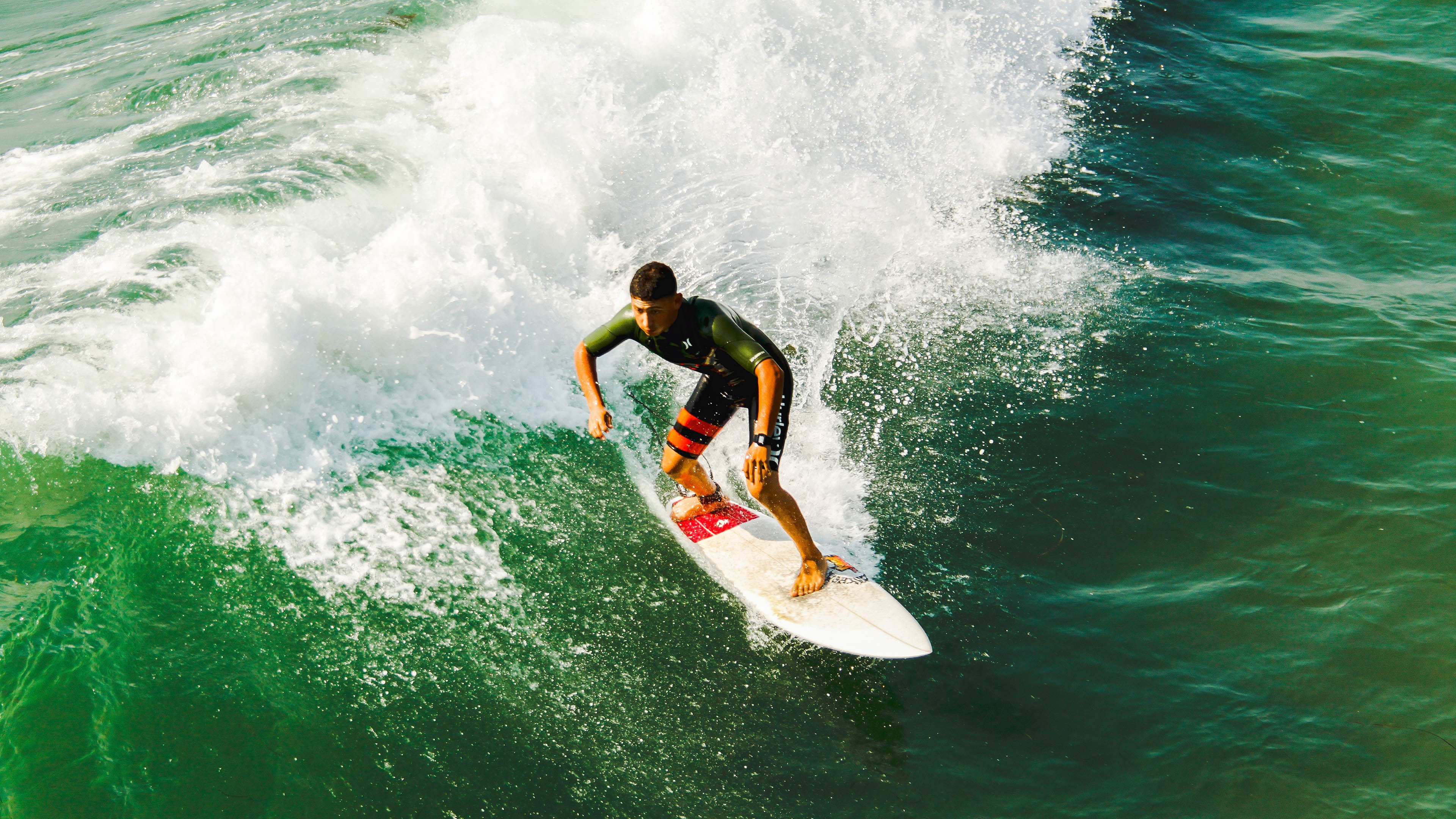 开云真人体育娱乐-美国骑手马库斯·奥尔洛布在巴黎奥运会上与“Jane”马匹共同参赛，尽管因马匹受伤被迫退出，但展现了坚强意志。